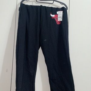 NWT BLACK CHICAGO BULL Graphic sweats size large/medium